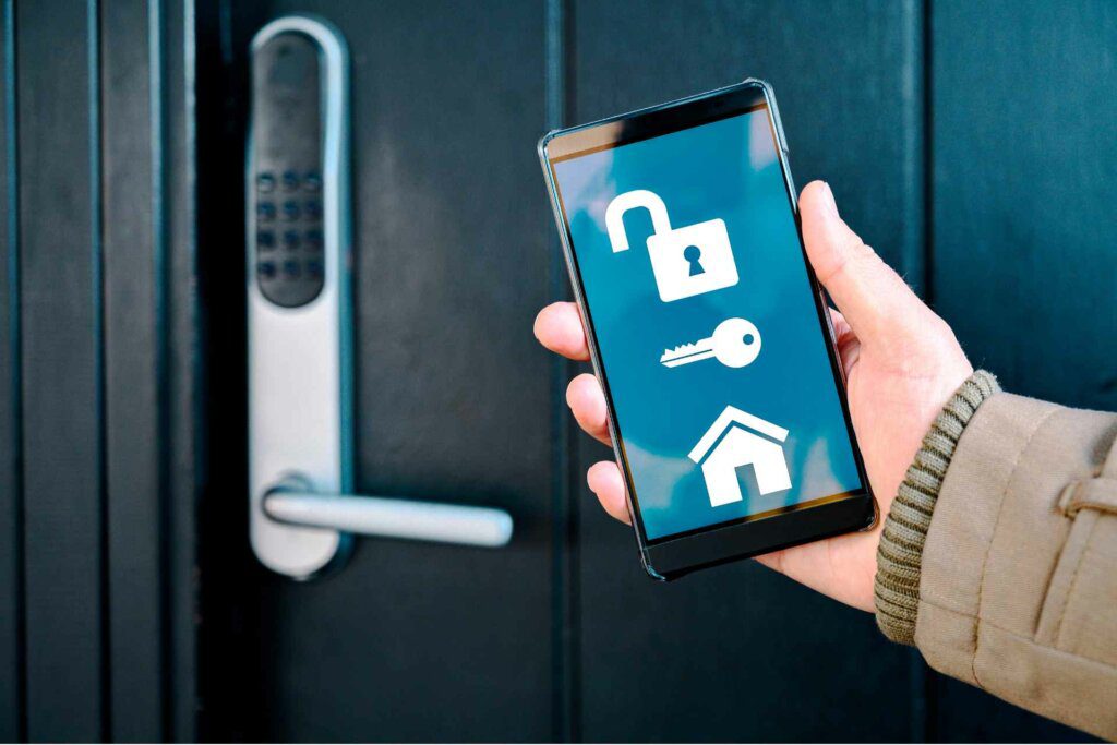 Smart door lock adalah kunci pintu pintar yang dilengkapi dengan teknologi digital untuk memberikan keamanan yang tinggi dengan kemudahan akses bagi pengguna